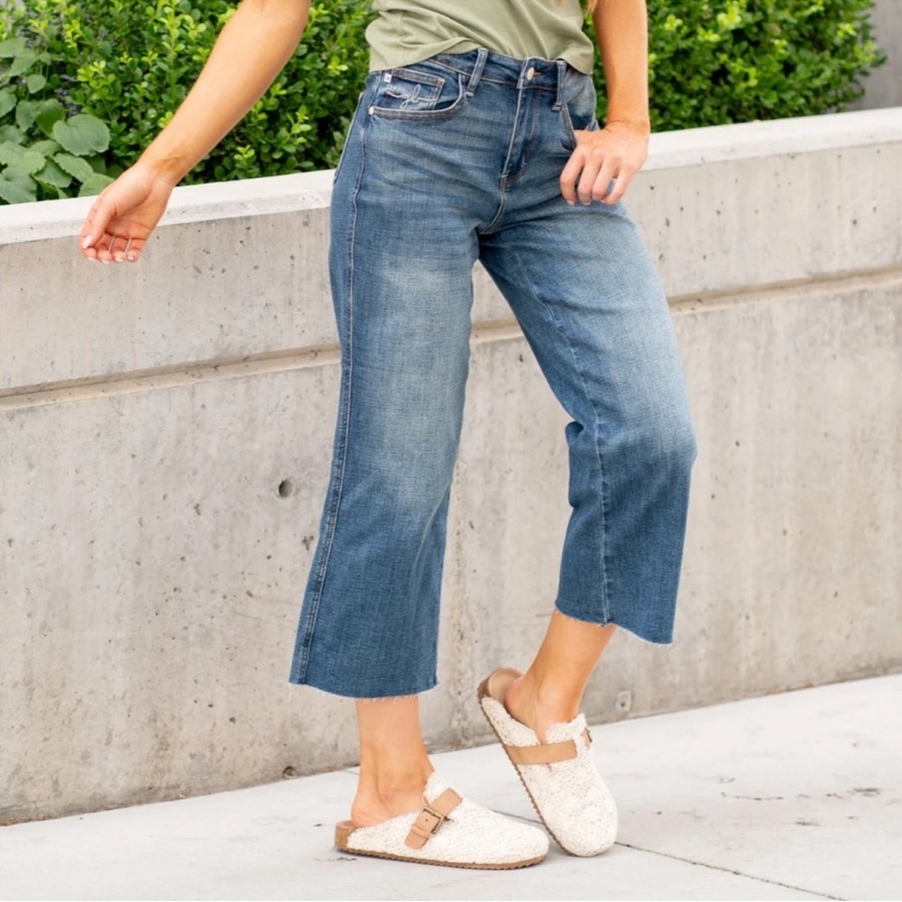 NWT Judy Blue Wide Leg Crop Raw Hem Medium Wash Jeans 3/26